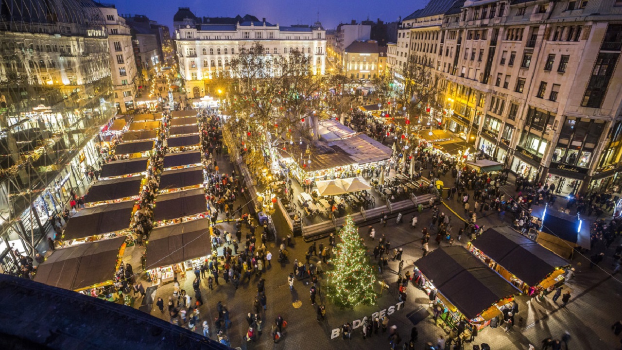 Pénteken nyit a Vörösmarty téri karácsonyi vásár